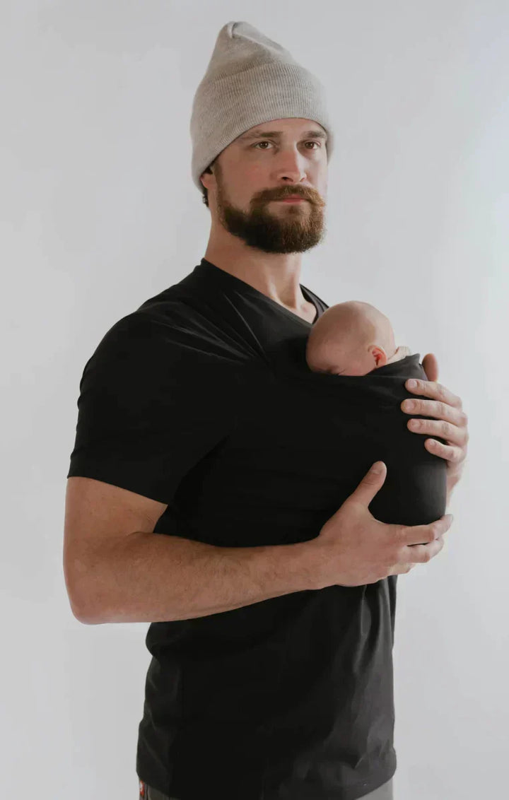 Ergonomisk Baby T-shirt Bæresele i grå med blødt, åndbart stof til stilfulde forældre og maksimal komfort.