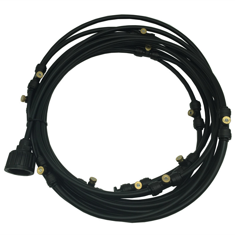 Fleksibelt sprøjtevandingssystem, grøn slange med jævne sprøjtedyser, ideel til haveforfriskning på sommerdage.