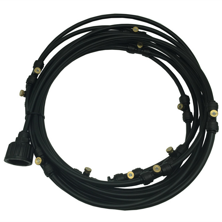 Fleksibelt sprøjtevandingssystem, grøn slange med jævne sprøjtedyser, ideel til haveforfriskning på sommerdage.