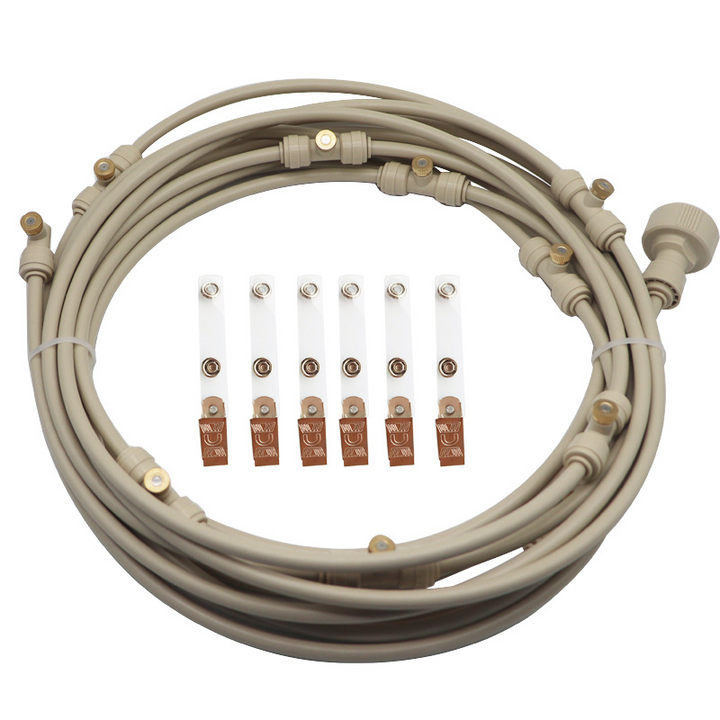 Fleksibelt sprøjtevandingssystem, grøn slange med jævne sprøjtedyser, ideel til haveforfriskning på sommerdage.