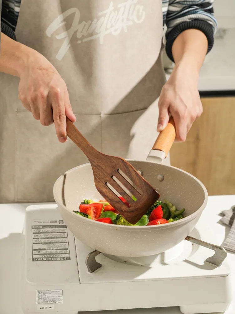 Køkkensæt af naturligt teaktræ, rustikt-elegant design, bæredygtige køkkenredskaber, stilfuldt og funktionelt