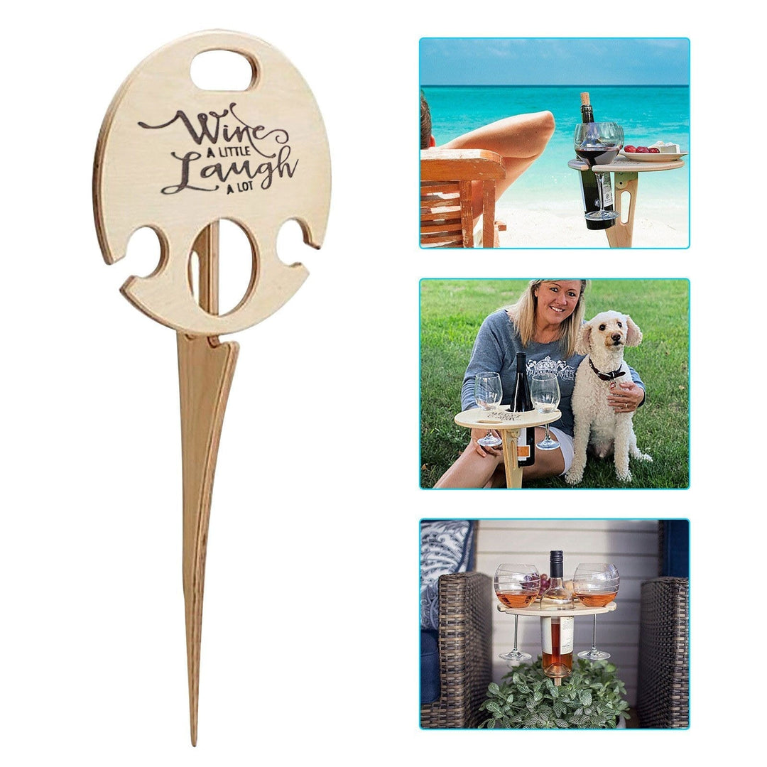 Variabelt trævinbord, ideelt til picnics, med plads til vinflaske, 2 glas og tallerkener i haven.