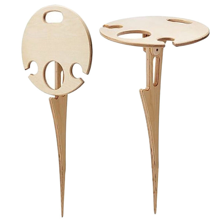 Variabelt trævinbord, ideelt til picnics, med plads til vinflaske, 2 glas og tallerkener i haven.