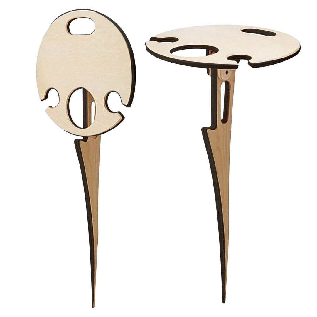 Variabelt trævinbord, ideelt til picnics, med plads til vinflaske, 2 glas og tallerkener i haven.