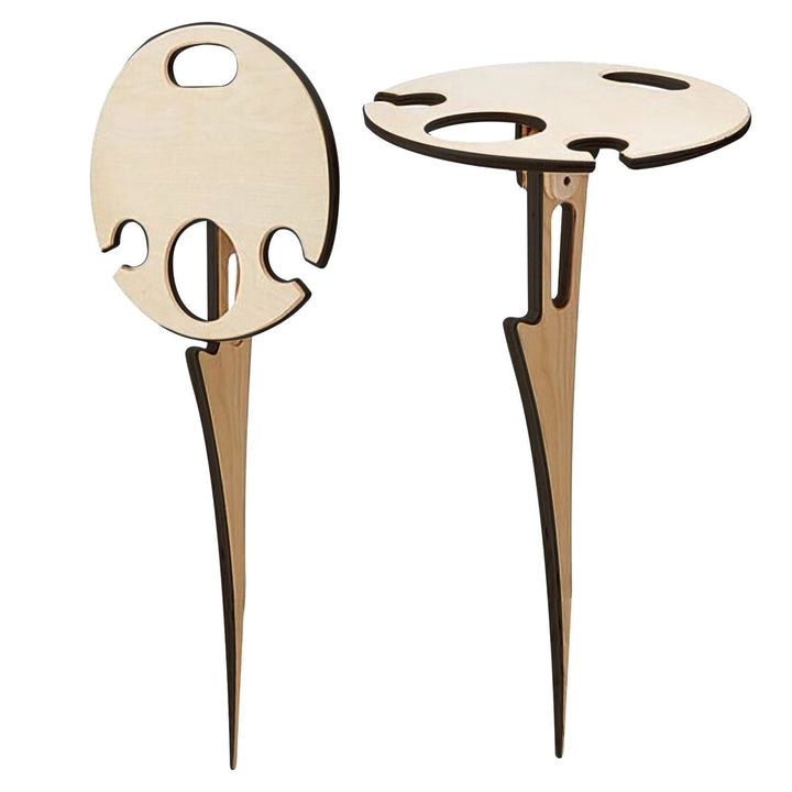 Variabelt trævinbord, ideelt til picnics, med plads til vinflaske, 2 glas og tallerkener i haven.