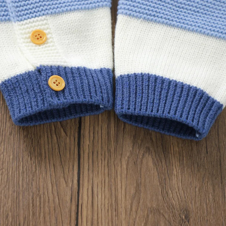 Varm strikket heldragt til baby, grå, med knapper; ideel til kolde måneder, komfortabel og stilfuld til småbørn.